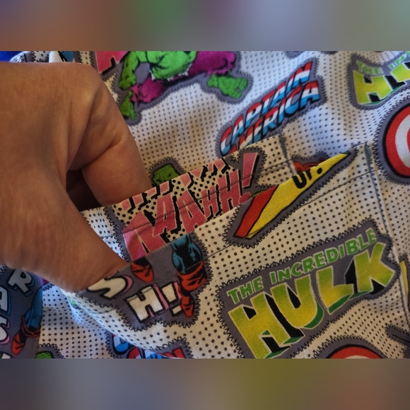 💥4 for $30💥 Avengers scrub top size LG - Picture 4 of 4